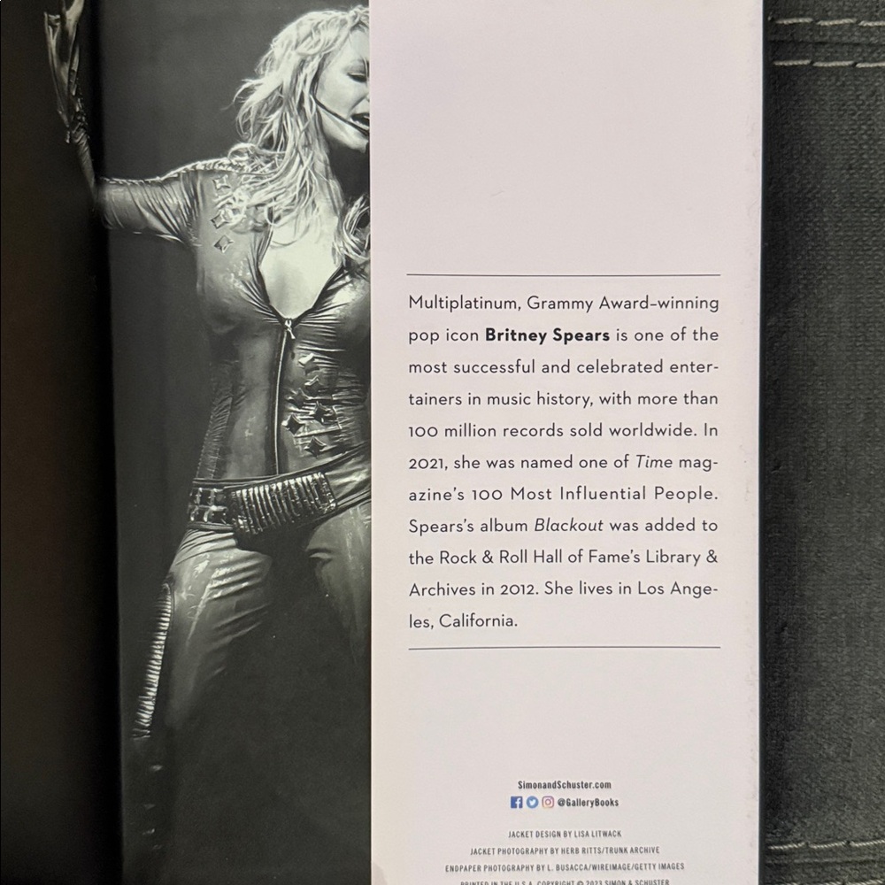 Britney Spears Memior The Woman in Me Hardcover with Jacket - Picture 4 of 5